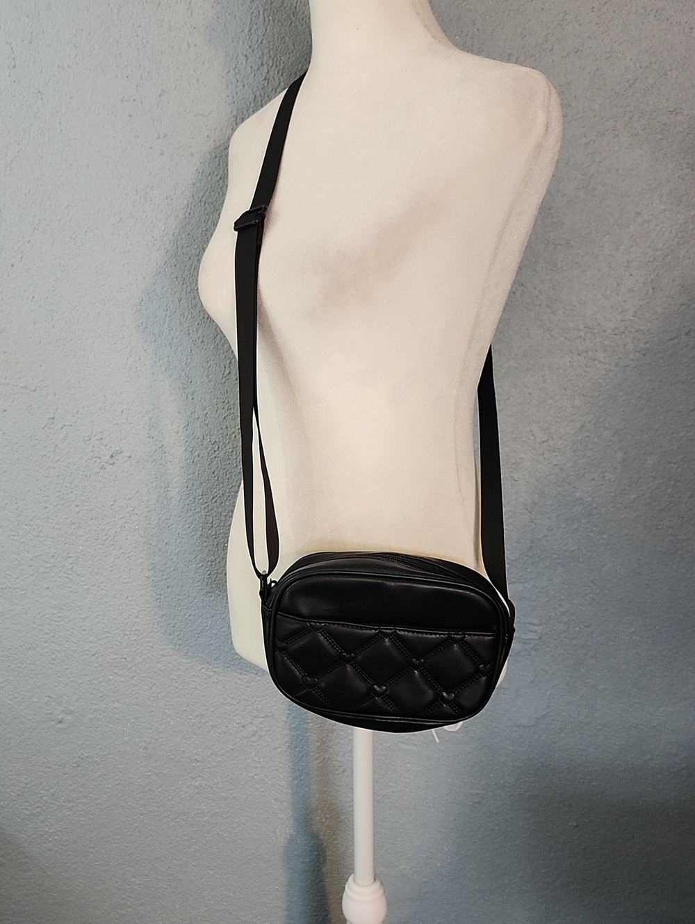 Quilted Black Crossbody Bag with Adjustable Strap